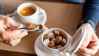 Коричневый или белый: какой сахар полезнее, объяснила врач