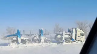Автовоз с машинами на 6 суток застрял в сугробе