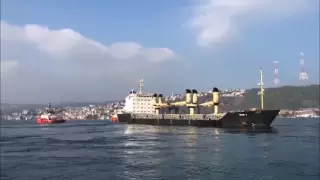 Грузовое судно из Украины село на мель в проливе Босфор
