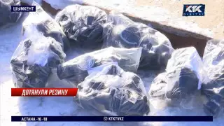 Женщина вывалила к дверям акимата Шымкента 5 тысяч противогазов