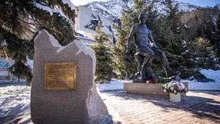 На "Медеу" появилась скульптура выдающегося альпиниста Анатолия Букреева