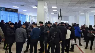 "С 6:00 утра заняли очередь". Что происходит в спецЦОНах в первый день легализации авто