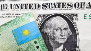 Курс доллара продолжает снижаться на торгах