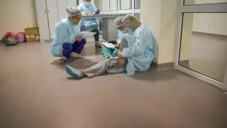 Пьяная мать уронила 2-летнего сына с высоты 3-го этажа в Риддере