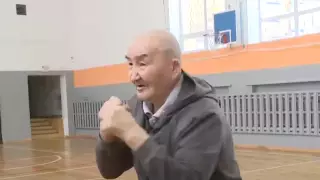 77-летний тренер учит детей боксу в поселке Карагандинской области
