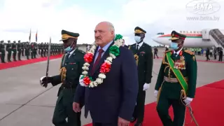 Лукашенко приехал в Зимбабве "укреплять отношения"