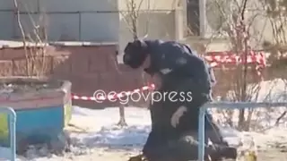 Взял в захват мужчину: видео с полицейским объяснили в ДП Астаны