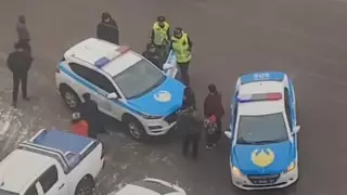 "Ужасное отношение к людям". Видео с полицией обсуждают в сети