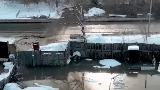 Канализационными стоками затопило целую улицу в Семее