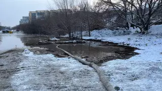 Канализационными стоками затопило улицу в Семее: названа причина