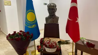 Казахстанцы несут цветы к посольству и генконсульству Турции