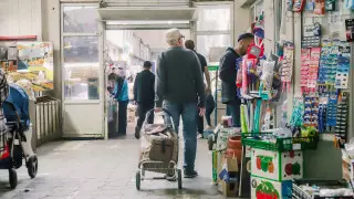 "Захламляют мусором тротуары": в Алматы демонтируют незаконные торговые точки