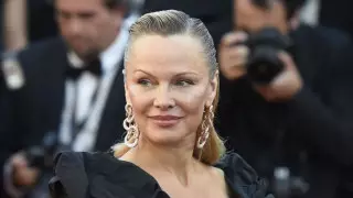 "Старение - это облегчение". 55-летняя Памела Андерсон показала фото без макияжа