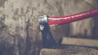 Семью с годовалым ребенком едва не зарубили топором в Сарани