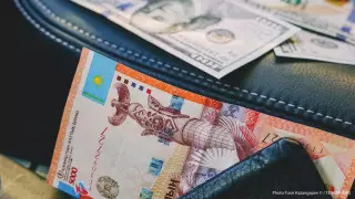 Курс доллара упал до минимума за 7 месяцев