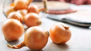 Не надо паниковать - вице-премьер о запасах лука в Казахстане