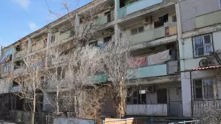 "Камни падают на голову": в страхе живут жители ветхого дома в Актау