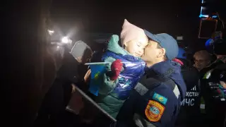 "Работали без сна и отдыха". Вернувшихся из Турции казахстанских спасателей встретили в Алматы