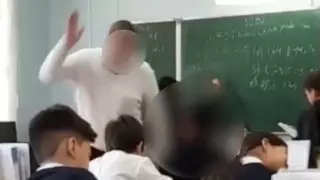 "Раздавлю сейчас". Недопустимое поведение учителя сняли на уроке школьники в Актау