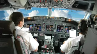 "Думал, что шутит". Пилот летал с мертвым коллегой, ни о чем не подозревая