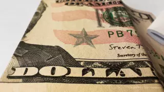 Курс доллара начал неделю с роста