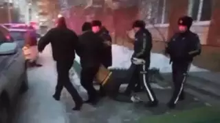 Мужчина с ножом угрожал полицейским и прохожим в Рудном