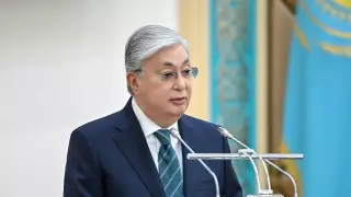 Токаев наградил двух героев-полицейских