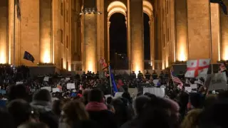 Протестующие в Тбилиси вступили в столкновение со спецназом