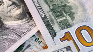 Доллар продают по 460 тенге в обменниках