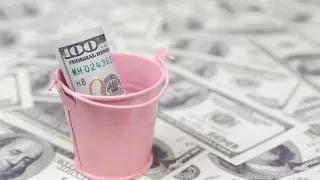 Курс доллара вырос сразу на 10 тенге