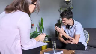 Начинает копить деньги: что предвещает побег подростка из дома, рассказал психолог