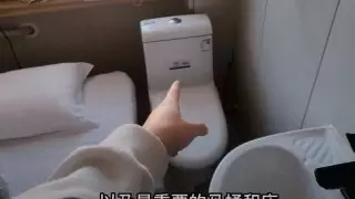 "Унитаз вместо тумбочки". Ультрадешевый номер отеля в Китае обсуждают в сети