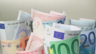 Названы официальные курсы доллара, рубля и евро на 17 марта