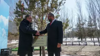 Сквер имени Елизаветы II открыли в Астане