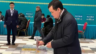 Аким Астаны Женис Касымбек проголосовал на выборах