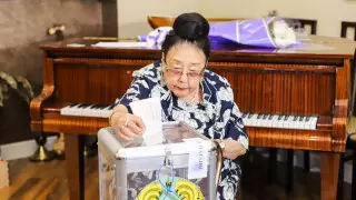 Бибигуль Тулегенова проголосовала на выборах из дома