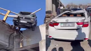 Toyota Camry упала с моста в Алматы: двое пострадавших в тяжелом состоянии