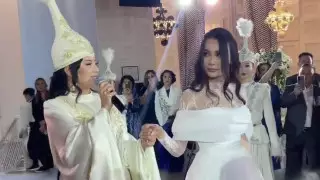 Мадину Садвакасову отчитали за платье на свадьбе Жанар Дугаловой