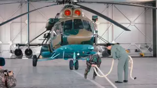 Полицейский из Астаны установил рекорд по буксировке вертолета