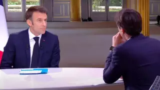 Макрона раскритиковали из-за жеста с часами во время интервью