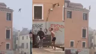 "Найду и накажу". Мэр Венеции бросил вызов "прыгуну" из видео