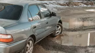 "Кочка на кочке". Астанчан возмутила разрушенная дорога, которую уложили осенью