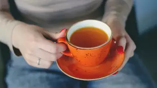 Врач объяснила, можно ли запивать витамины чаем и кофе