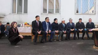 Стулья только для мужчин: фото чиновников вызвало скандал в Кыргызстане