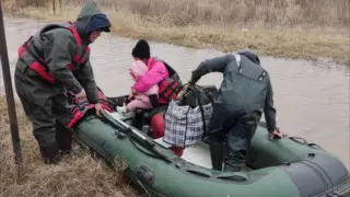 Дачи затопило в Актобе: эвакуировано около 100 человек