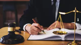 "В спортивной одежде в бар нельзя". Законно ли в Казахстане отказывать в обслуживании