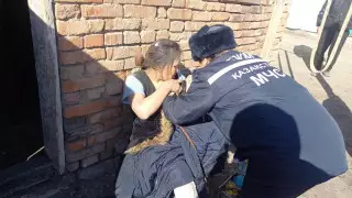 Чудесное спасение: семью с детьми вытащили из-под обвалившейся крыши в Семее