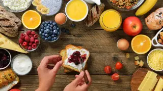 "Иначе избыточный вес". Названо идеальное время для завтрака