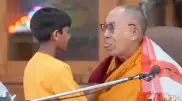Далай-лама извинился за странный поступок: поцеловал мальчика в губы и предложил "пососать язык"