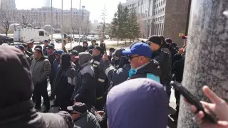 Почему рабочие из Жанаозена ночевали на улице в Астане, ответил министр